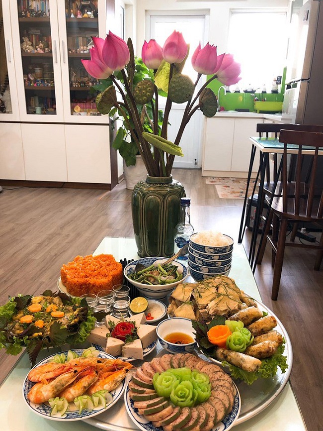 Gạo muối cúng nhà mới xong thì làm gì? 3 chi em chia se mam co cung ram thang 7 nhieu mau sac ngap tran mang xa hoi tranthiminh 1565682181 710 width720height960